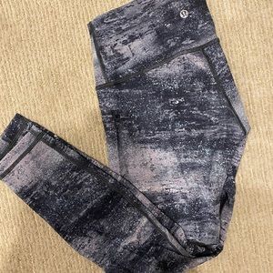 LULULEMON 3/4 length leggings with bright pattern